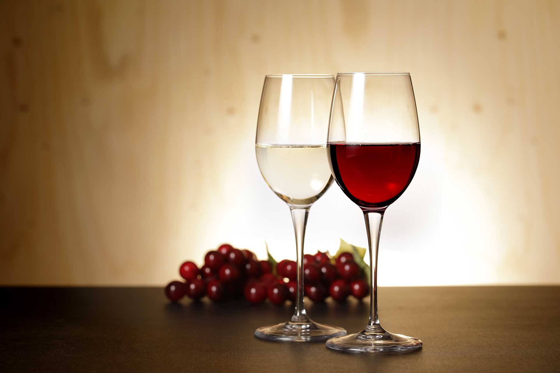 赤ワインと白ワインとぶどう