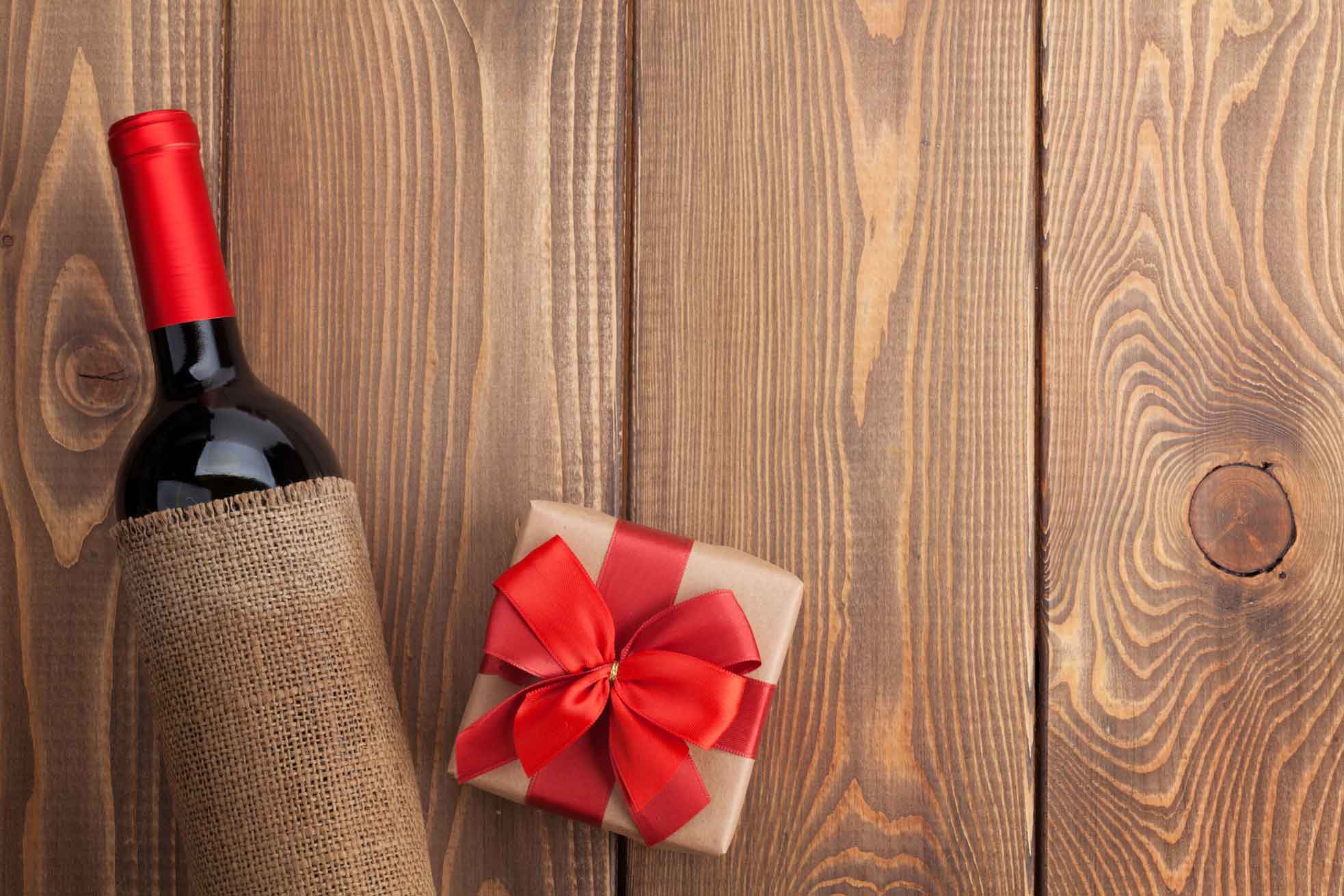 プレゼント箱とワインボトル