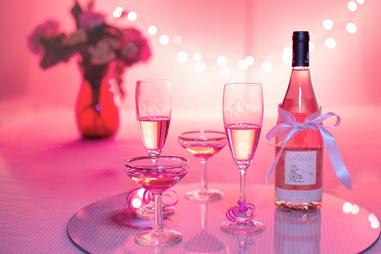 ピンク色のワイングラスとワインボトル