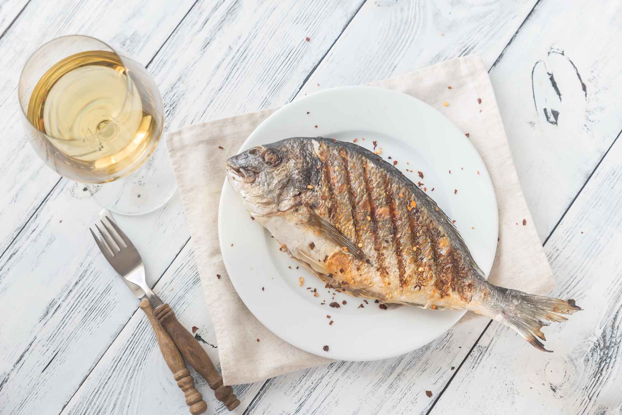 焼き魚と白ワイン