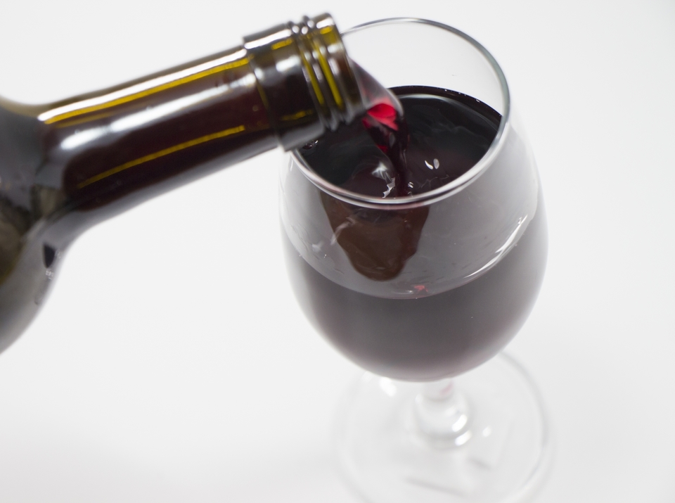 ボトルからグラスに注がれる赤ワイン
