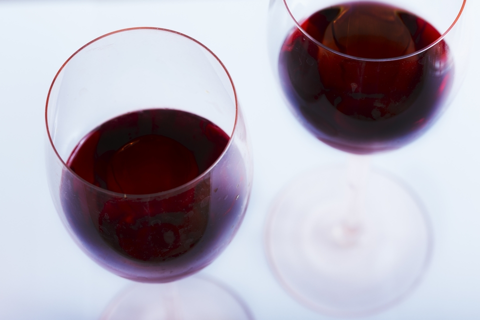 赤ワインが入った2つのグラス