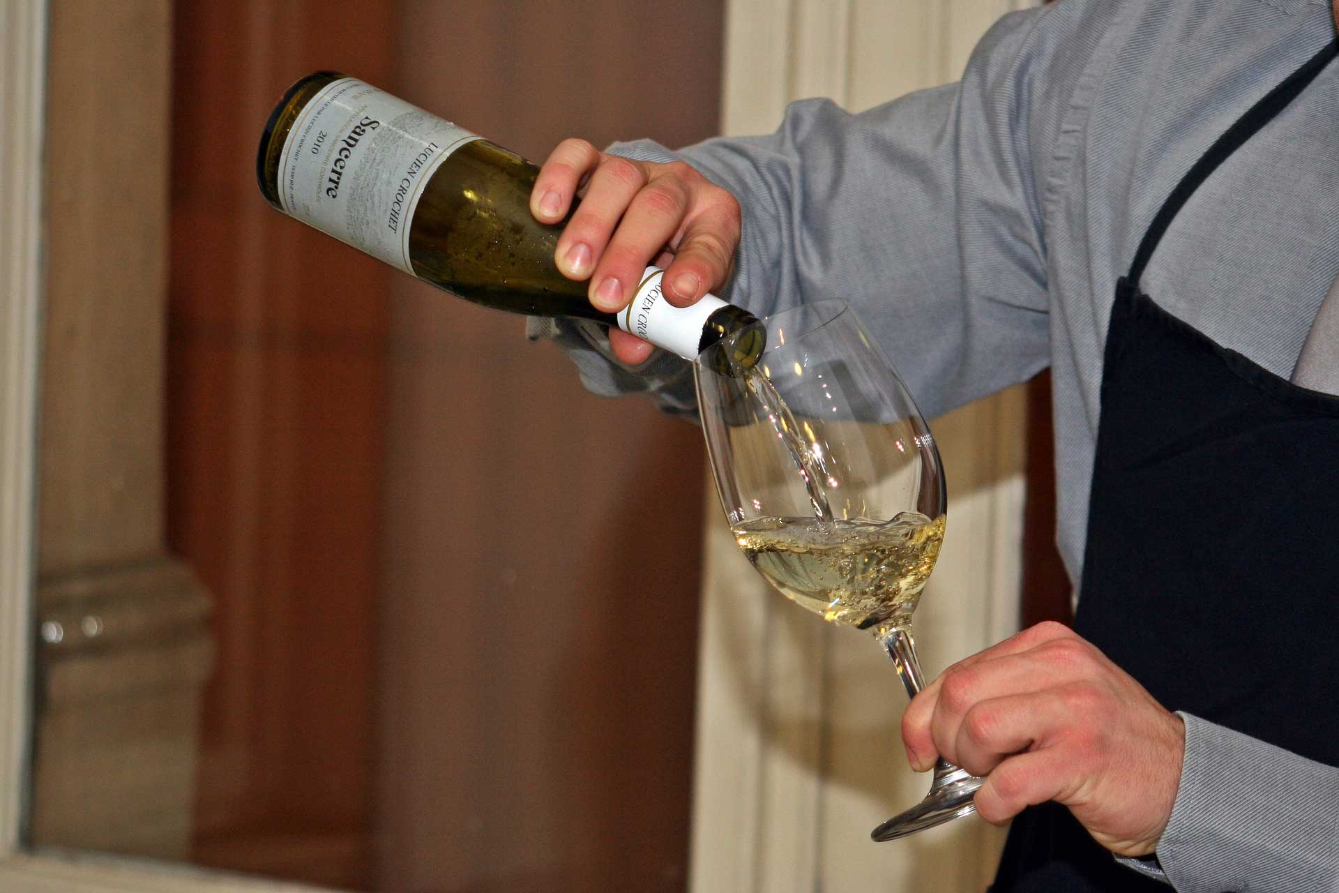 白ワインをグラスに注ぐ男性